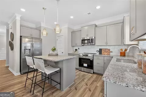 Kitchen - 201 Roy Dr, Calhoun, GA 30701 photo 2 of 5