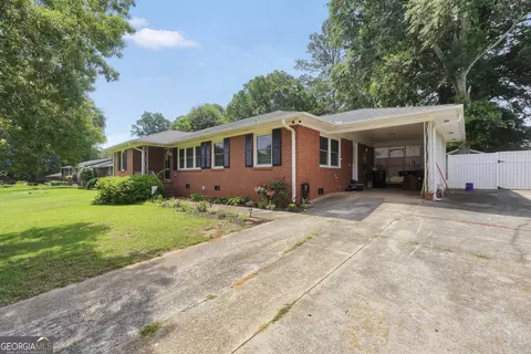 Exterior - 105 Pine St, Barnesville, GA 30204 photo 2 of 8