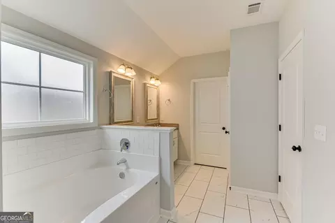 Bath - 870 Goodale Dr, Augusta, GA 30909 photo 2 of 3