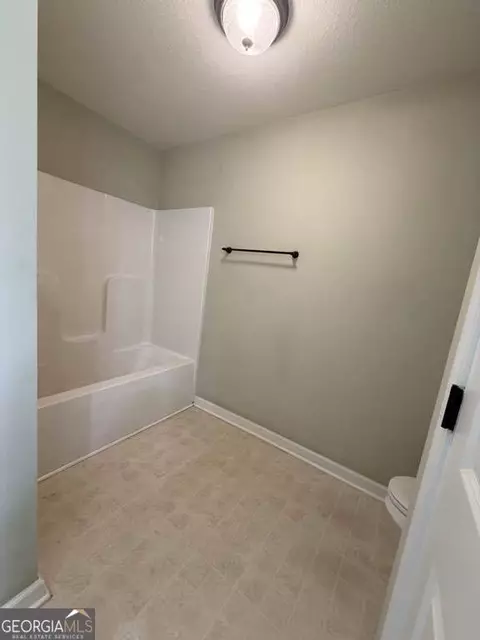 Bath - 402 Renee Rd, Pendergrass, GA 30567 photo 3 of 5