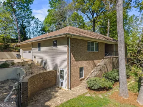 725 Nix Dr, Gainesville, GA 30501