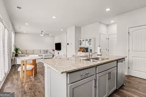 8236 Castleton Dr, Fairburn, GA 30213 photo 9