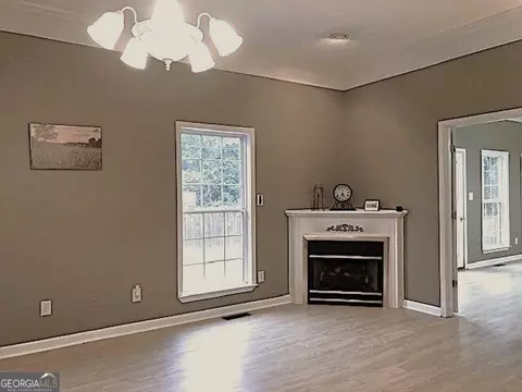 Living - 960 Mcentyre Loop SE, Calhoun, GA 30701 photo 3 of 9