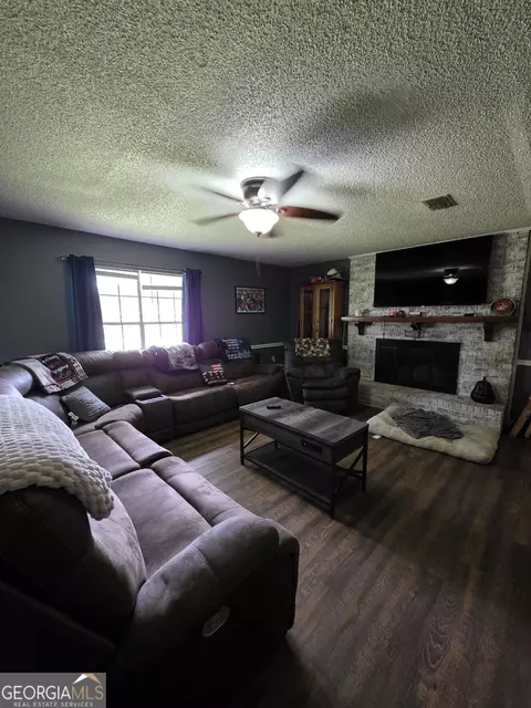 39 Waldon St, Baxley, GA 31513