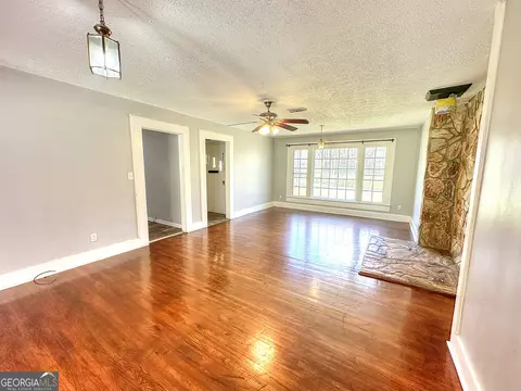Living - 129 Mallory Dr, Lagrange, GA 30241 photo 3 of 7