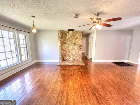 Living - 129 Mallory Dr, Lagrange, GA 30241 photo 6 of 7