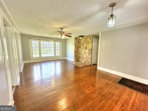 Living - 129 Mallory Dr, Lagrange, GA 30241 photo 4 of 7