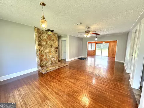 Living - 129 Mallory Dr, Lagrange, GA 30241 photo 2 of 7