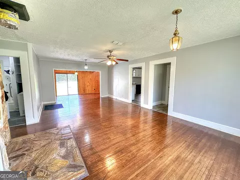 Living - 129 Mallory Dr, Lagrange, GA 30241 photo 5 of 7