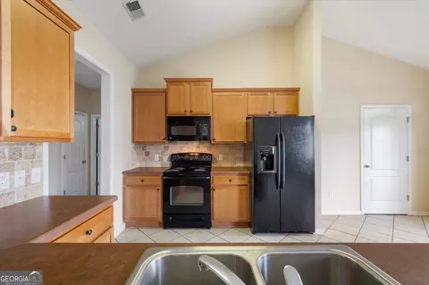 Kitchen - 113 Christopher Dr, Byron, GA 31008 photo 3 of 3