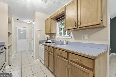 Entry Way - 85 Apache Pointe Dr, Senoia, GA 30276 photo 4 of 6