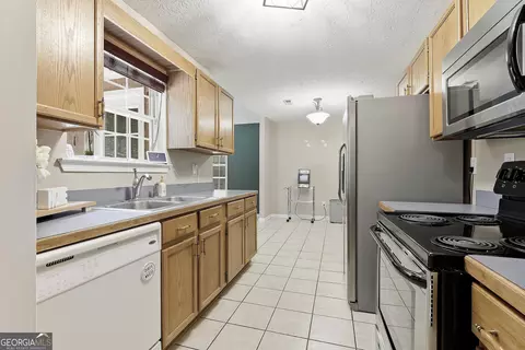 Kitchen - 85 Apache Pointe Dr, Senoia, GA 30276 photo 2 of 2