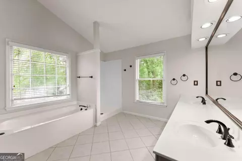 Bath - 415 Fairford Ln, Duluth, GA 30097 photo 3 of 7