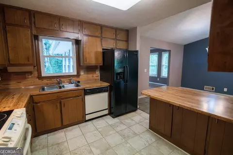 Kitchen - 3881 Vicki Ct, Duluth, GA 30096 photo 2 of 2