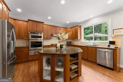 Kitchen - 136 Riverview Dr, Suwanee, GA 30024 photo 4 of 5