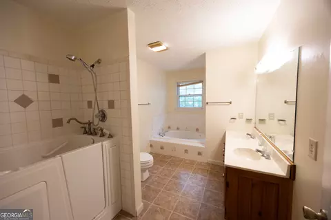 Bath - 240 Bent Oak Dr, Cornelia, GA 30531 photo 1 of 6