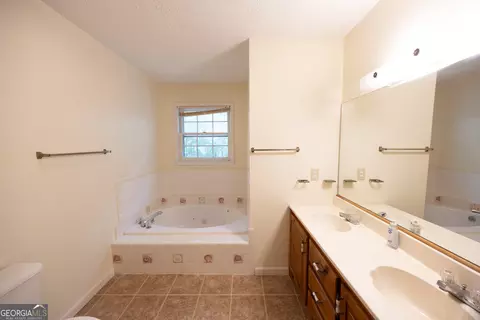 Bath - 240 Bent Oak Dr, Cornelia, GA 30531 photo 3 of 6
