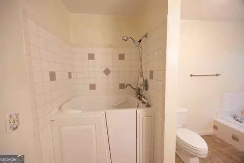 Bath - 240 Bent Oak Dr, Cornelia, GA 30531 photo 5 of 6