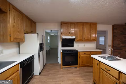 Kitchen - 240 Bent Oak Dr, Cornelia, GA 30531 photo 4 of 4