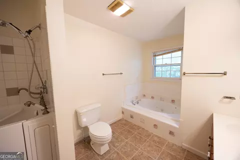 Bath - 240 Bent Oak Dr, Cornelia, GA 30531 photo 4 of 6
