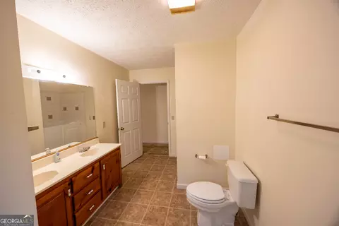 Bath - 240 Bent Oak Dr, Cornelia, GA 30531 photo 2 of 6