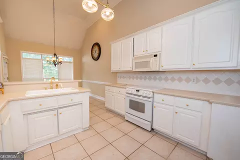 Kitchen - 107 Arbor Ln, Centerville, GA 31028 photo 5 of 8