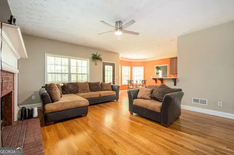 Living - 1603 Highway 16 E, Jackson, GA 30233 photo 2 of 4