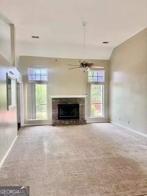 Living - 207 Pebblebrook E, Warner Robins, GA 31088 photo 2 of 3