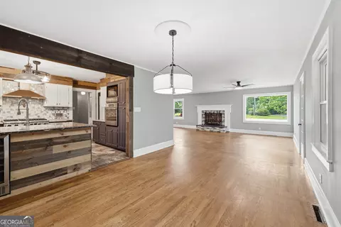 Living - 466 Rose Ln, Toccoa, GA 30577 photo 4 of 5