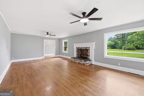 Living - 466 Rose Ln, Toccoa, GA 30577 photo 2 of 5