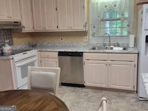 Kitchen - 146 Cascade Cir, Lagrange, GA 30241 photo 2 of 2