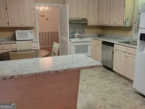 Kitchen - 146 Cascade Cir, Lagrange, GA 30241 photo 1 of 2