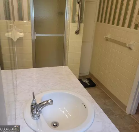 Bath - 146 Cascade Cir, Lagrange, GA 30241 photo 1 of 4