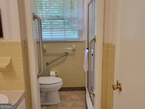 Bath - 146 Cascade Cir, Lagrange, GA 30241 photo 3 of 4
