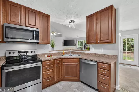 Kitchen - 209 Chinns Way, Hampton, GA 30228 photo 3 of 4