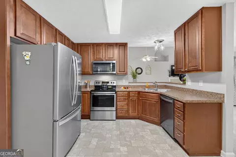 Kitchen - 209 Chinns Way, Hampton, GA 30228 photo 2 of 4