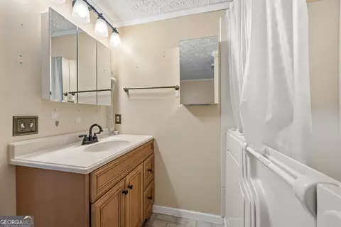 Bath - 188 Deptula Rd, Jackson, GA 30233 photo 2 of 4