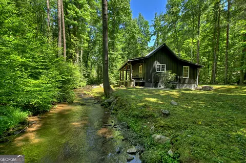 373 Barnes Creek Dr, Ellijay, GA 30540