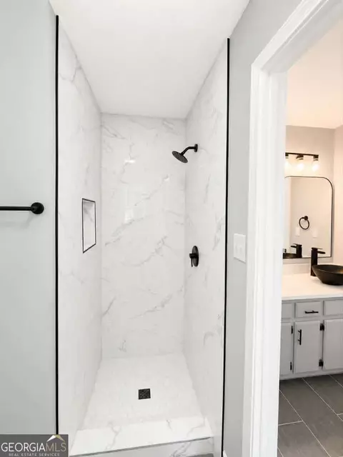 Bath - 355 Oak Hill Cir, Covington, GA 30016 photo 2 of 5