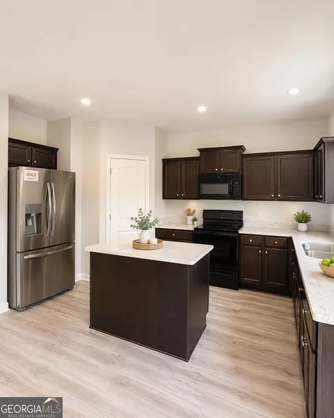 Kitchen - 29 Hilda Ct, Commerce, GA 30529 photo 2 of 2