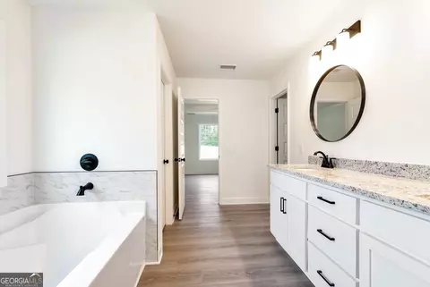 Bath - 6376 Brockton Loop, Jefferson, GA 30549 photo 8 of 13