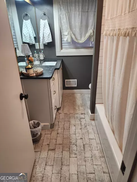 Bath - 501 Pine Forest St, Dublin, GA 31021 photo 2 of 14