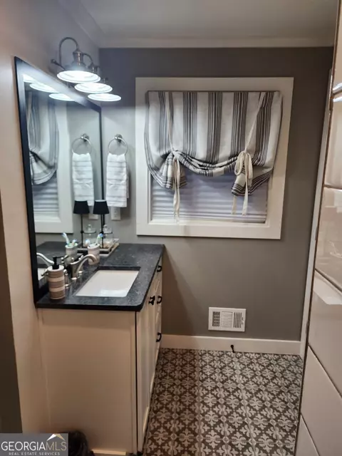 Bath - 501 Pine Forest St, Dublin, GA 31021 photo 10 of 14