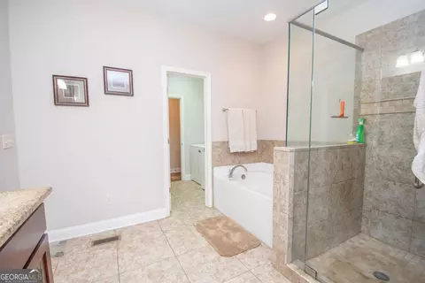 Bath - 116 Wilson Creek Dr, Lagrange, GA 30240 photo 3 of 4