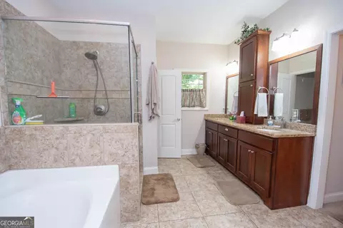 Bath - 116 Wilson Creek Dr, Lagrange, GA 30240 photo 2 of 4