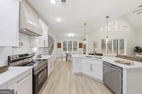 370 Harbour Shores Dr, Jackson, GA 30233
