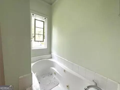 Bath - 132 Sunny Point Cir, Lagrange, GA 30240 photo 3 of 7