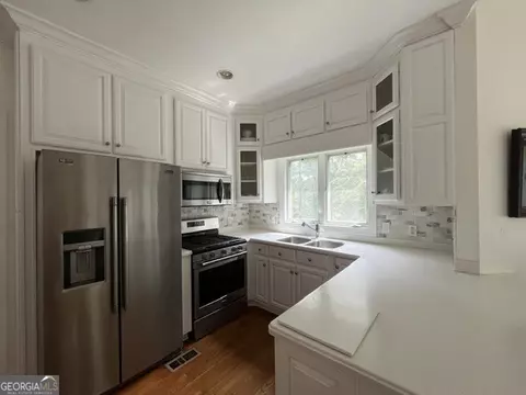 Kitchen - 132 Sunny Point Cir, Lagrange, GA 30240 photo 5 of 7