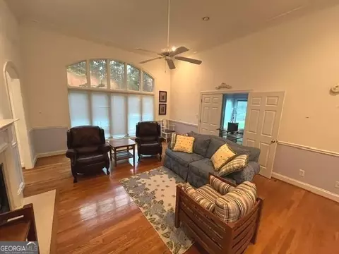 Living - 132 Sunny Point Cir, Lagrange, GA 30240 photo 2 of 7