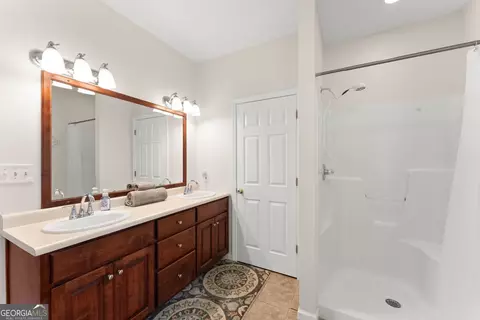 Bath - 1020 Easy St, Toccoa, GA 30577 photo 2 of 3